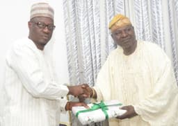Kwara State Governor, Dr Abdulfatah Ahmed (left) presenting sourvenir to the representative of the President, Omupo Descendant Union, Prof Raphael Dele Olarinoye during courtesy visit to the Governor at Government House, Ilorin, on Tuesday, July 24, 2018.

