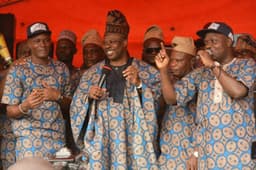 Ogun State Governor, Senator Ibikunle Amosun (middle), Chairman, Youth Butchers Association of Nigeria, Alhaji Addu Fatai Aremu (left) and popular fuji musician, Saheed Osupa (right), during the 11th Annual Anniversary and 2018 Butchers Day celebration, held at Odo-Eran, Lafenwa in Abeokuta, on Monday, Jan. 1, 2018.

