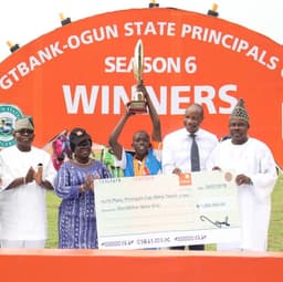 Governor Ibikunle Amosun of Ogun State (right), Deputy Governor, Chief (Mrs.) Yetunde Onanuga (2nd left), Speaker, Ogun State House of Assembly, Rt. Hon. Suraj Adekunbi (left), Managing Director, GTBank, Mr. Segun Agbaje (2nd right) with captain of Alamuwa Grammar School, Ado-Odo/Ota football team, winner of the 6th edition of the GTBank-Ogun State Principals Cup, at the MKO Abiola International Stadium, Abeokuta, on Thursday, July 26, 2018.