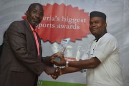 Photo shows Taye Ige presenting an award to Akpabio, former Gov. of Akwa Ibom state at the Nigerian Award For Sporting Excellence organised by Daily Sports Nigeria, held on Saturday night, December 2, at Airport Hotel, Ikeja, Lagos.