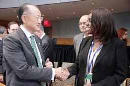 FIN MINISTER MET WORLDBANK PRESIDENT: Minister of Finance Mrs. Kemi Adeosun chat with the President Dr Jim Yong Kim at the G 24 Ministers meeting at the 2016 Spring meeting of the WorldBank/IMF in Washington DC. APRIL 14 2016.