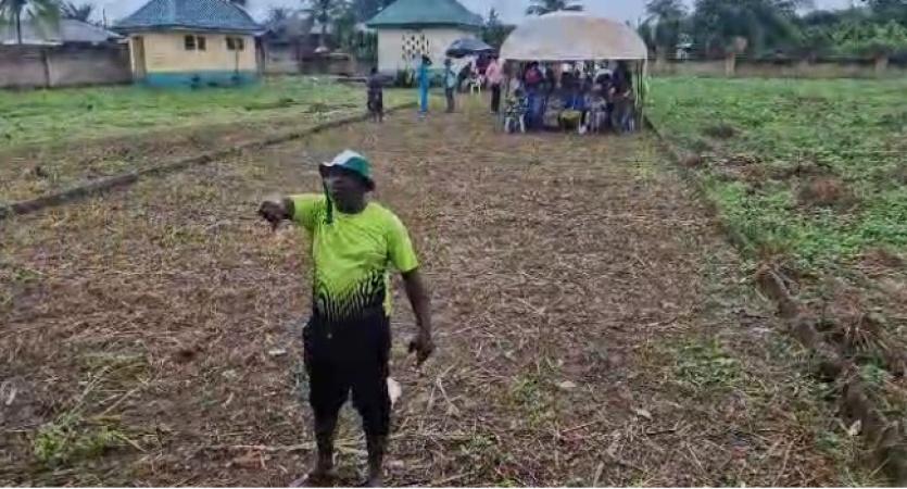  #Edo Decides 2024: Angry voter scolds INEC officials over delay