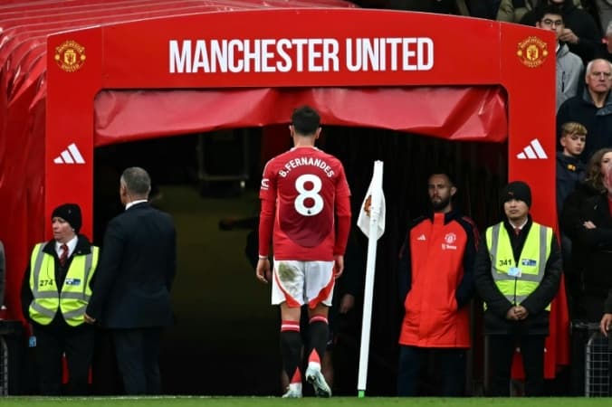 Tottenham beat 10-man Man Utd to up pressure on Ten Hag