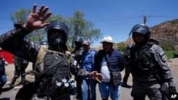 Ex-President?s supporters detain 200 soldiers, seize weapons