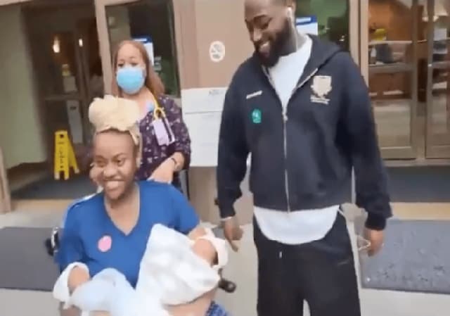 Why Nigerians prefer to give birth abroad — Davido