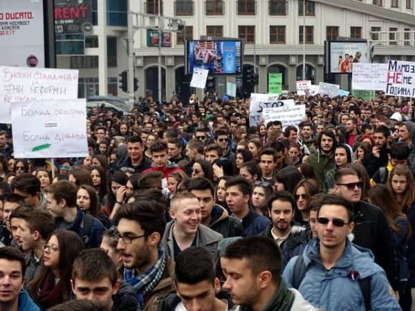 1,500 pupils dump school over bullying