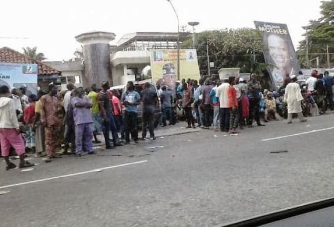 Opposition slams APC as ‘hungry’ residents storm Tinubu’s Lagos residence for palliatives
