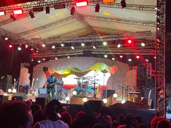 DecemberIssaVybe: FirstBank sponsors ?The Cavemen Concert?, thrills audience