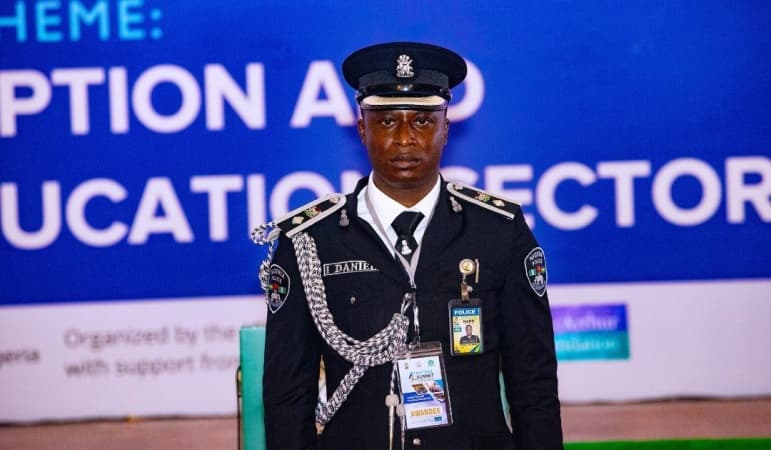 Nigerian police chief dumps Christianity, converts to Islam