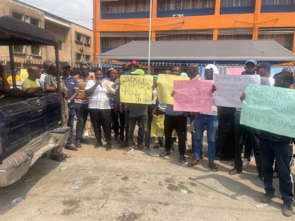 Workers shut down IBEDC offices in Kwara, Ogun over welfare matters