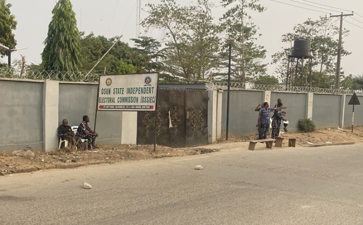 JUST IN: Police seal Osun Electoral Commission Headquarters midway into LG poll, arrest staff