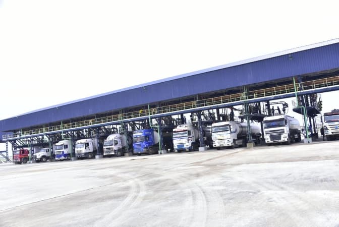 Dangote strikes again, crashes petrol price to N825 per litre