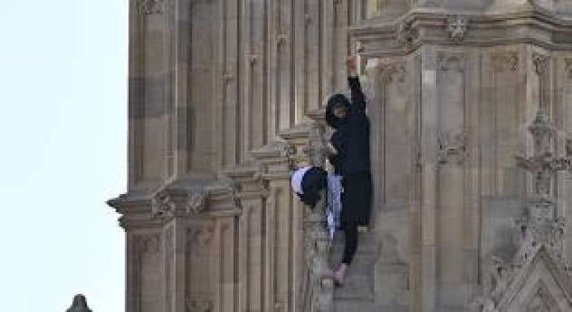 Man arrested after scaling London’s Big Ben with Palestinian flag