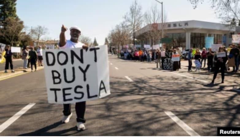 Trump says he?ll buy a Tesla to show support for Musk