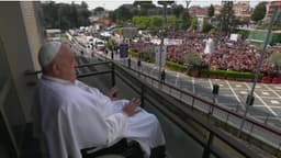 Pope Francis offers blessings from hospital window,  discharged minutes later
