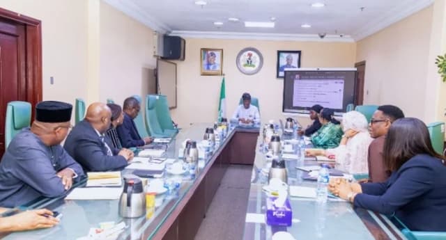 FG meets with Dangote officials, says naira-for-crude still in effect