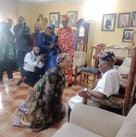Presidency praises Tinubu?s wife for kneeling to greet Afenifere leader, Pa Fasoranti