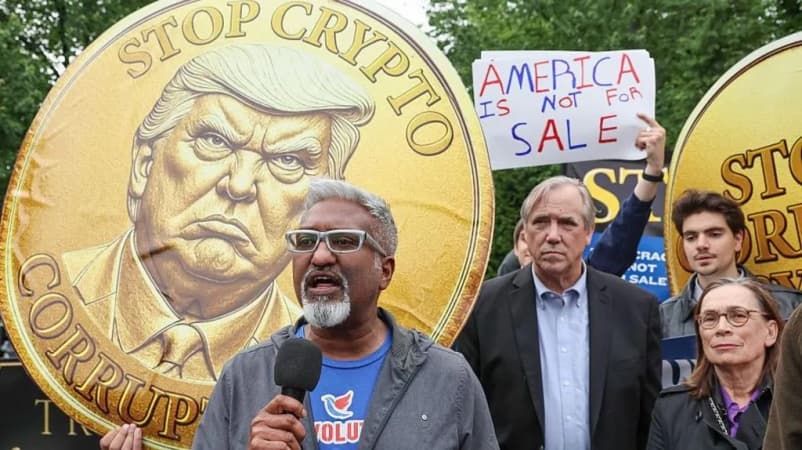 Protestors accuse Trump of corruption