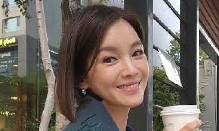 Beauty queen becomes taxi driver to support daughter after husband’s betrayal