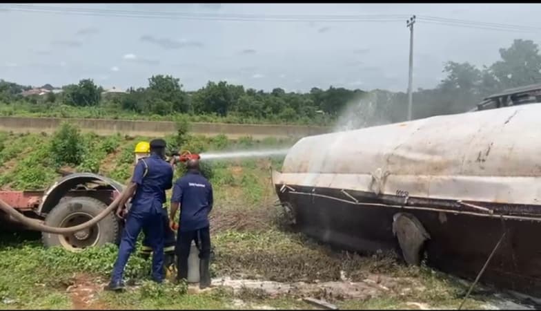Fire averted as 45,000 litres petrol tanker crashes in Oyo