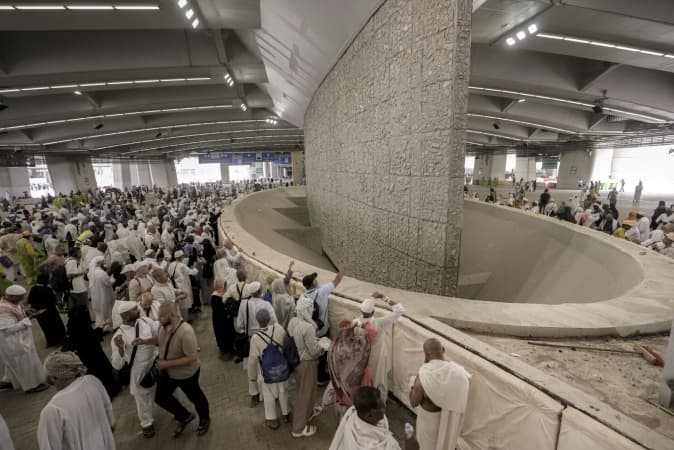 2025 Hajj: Crowd moves to pelt devil after night at Muzdalifa