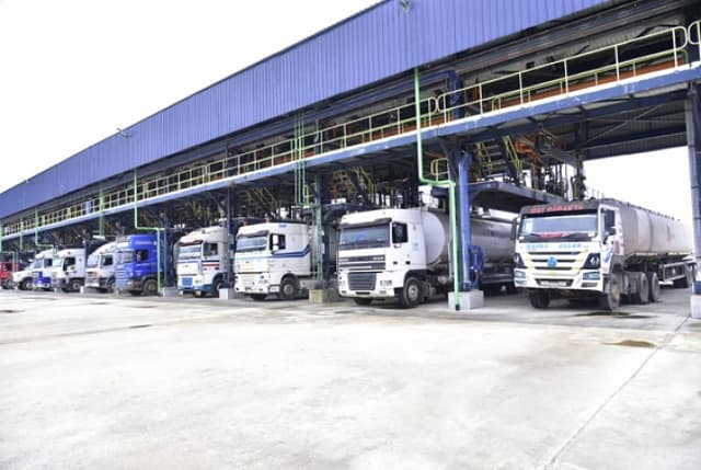 Dangote Refinery offers marketers free delivery of petrol, diesel