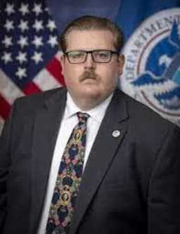 U.S. entices ?illegal? immigrants with free flight, $1,000 to self-deport