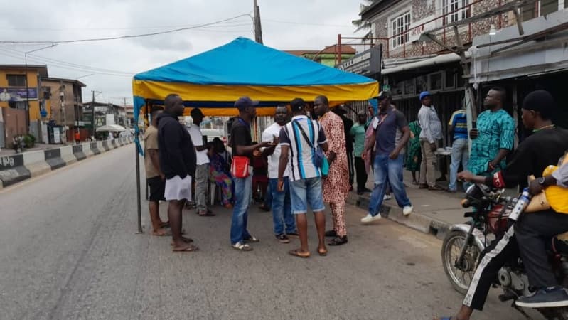 Lagos LG Election: Security operatives look away as APC loyalists beat up LP agent at polling unit