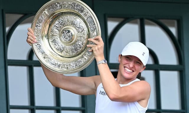 Swiatek destroys Anisimova to win first Wimbledon title