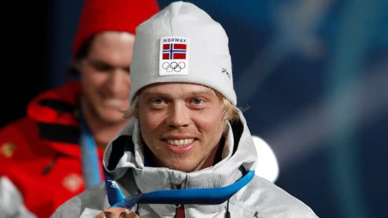 Olympic medalist dies after being struck by lightning