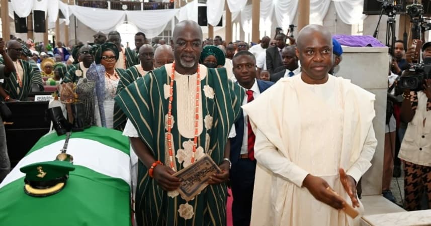 Oba Olakulehin gets military honour as Makinde, COAS, others bid farewell to late Olubadan