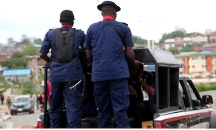 Suspected murderer dies after falling off moving vehicle