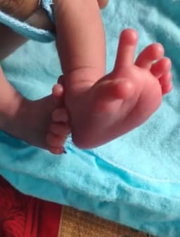 Woman delivers baby on Lagos roadside amid jubilation