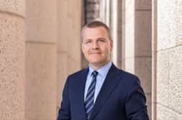 Finnish politician dies in parliament