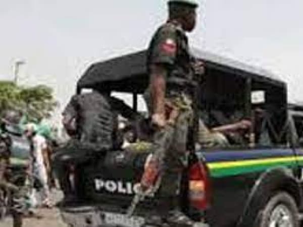 Police engage armed robbers in gun duel, kill one, another critically injured in Ibadan