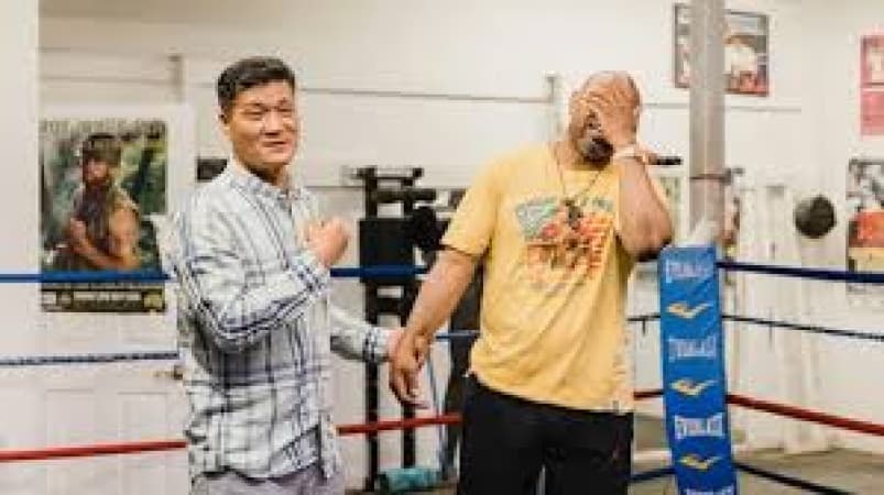 Roy Jones Jr. brought to tears as Park Si-Hun gifts gold medal decades after 1988 Olympic controversy
