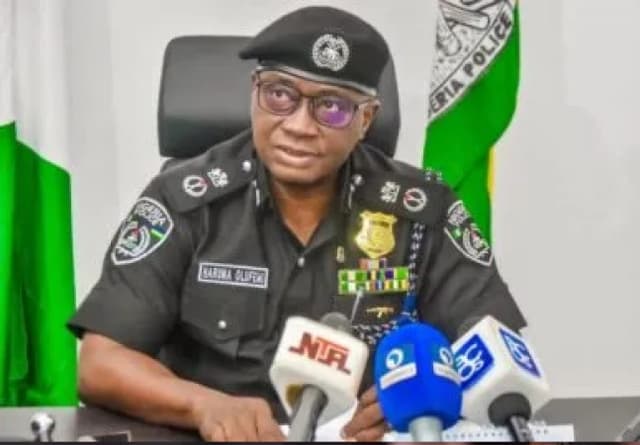 Police arrest suspected armed robbers, recover weapons in Oyo