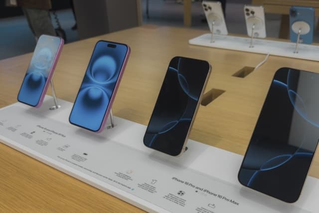 Apple keeps new iPhone prices unchanged despite threats of Trump tariffs