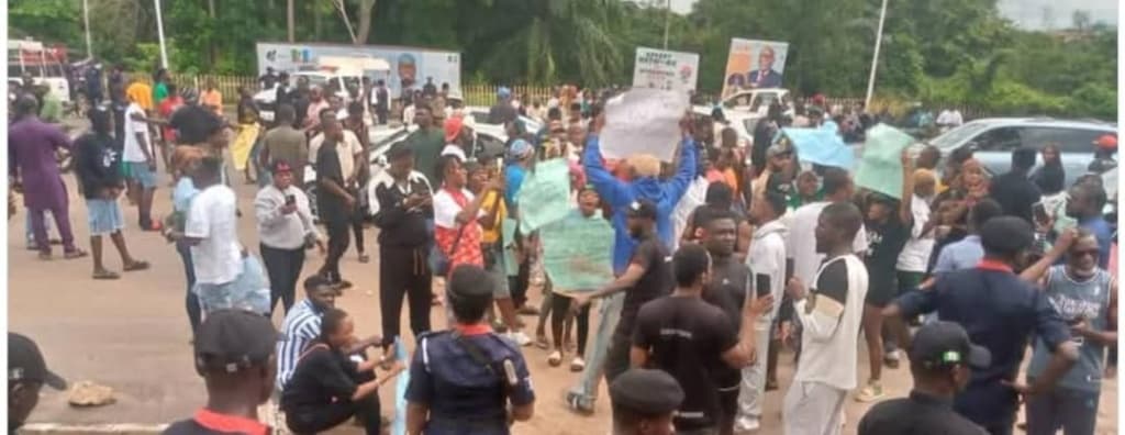 Job seekers protest alleged fake employment letters for Ondo teaching jobs