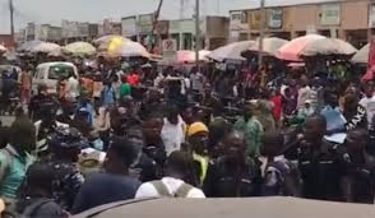 Kwara youths protest over incessant kidnappings, block Ilorin-Omu-Aran-Kabba highway