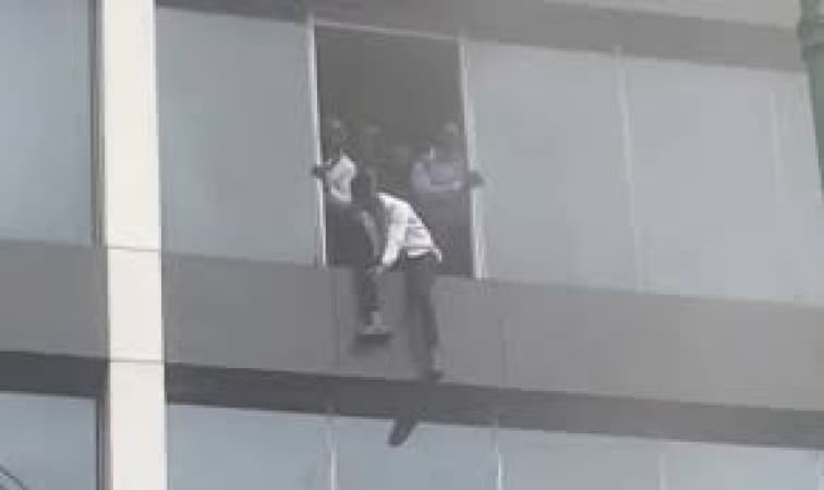 Firefighters rescue 9 from burning 6-storey building in Lagos