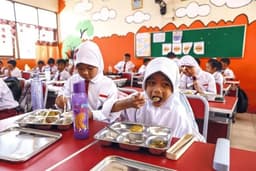 Over 800 Indonesian Students Suffer Food Poisoning From Government-Sponsored Free School Meals