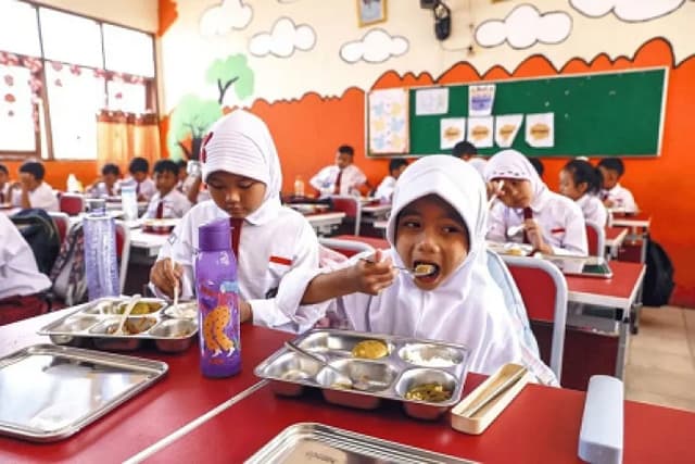 Over 800 Indonesian Students Suffer Food Poisoning From Government-Sponsored Free School Meals
