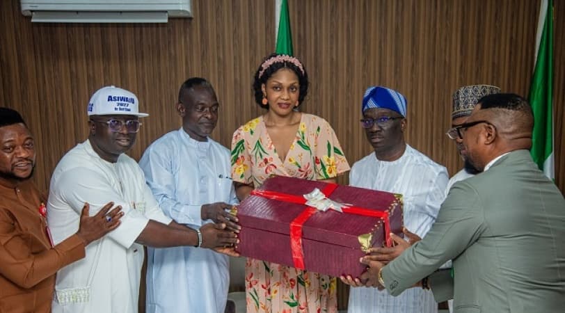 Governor Okpebholo receives royal gift from Oba of Benin