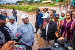 Umahi warns contractors over failed roads in Edo, threatens revocation