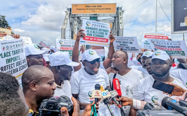 Gridlock on Asaba-Onitsha Niger Bridge as thousands of protesters rally support for Dangote Refinery