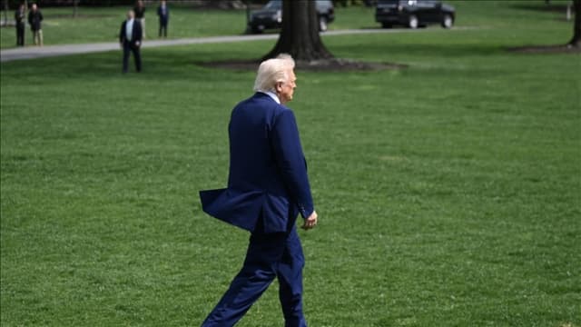 Trump boards Air Force One via small stairs amid heightened security in Florida