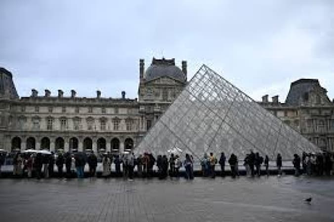Stolen Louvre jewelry estimated to be worth $102 million, prosecutor says, as search continues