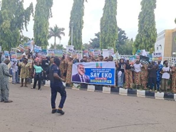 PHOTOS: Protest rocks APC headquarters over Kayode Ojo’s Ekiti primary exclusion