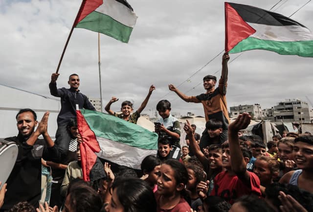 Palestinians Return to Gaza’s North as Israel Confirms Ceasefire Under Trump-Brokered Deal